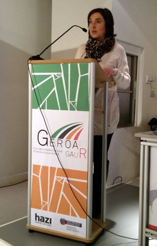 Elena Gutierrez, presentando la jornada Geroa Gaur
